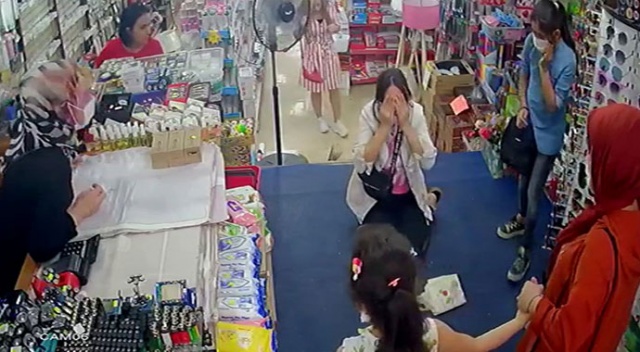 Mağazada beğendiği avize kafasına düştü