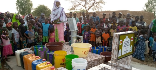 Mahalle sâkinleri Afrika&#039;da kuyu açtırdı, suyu gören çocuklar sevinçten kendinden geçti