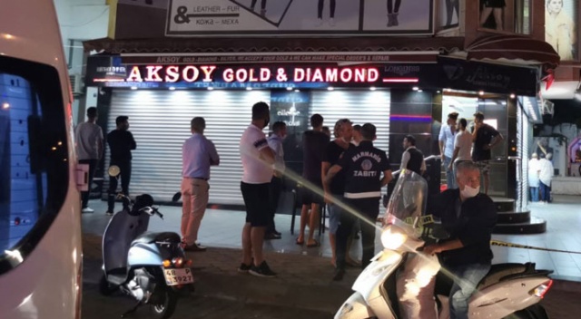 Marmaris'te kuyumcuya silahlı saldırı: 1 ağır yaralı Marmaris'te kuyumcuya silahlı saldırı: 1 ağır yaralı