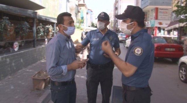 Maskesiz telefonla konuşan şahıs, polise kimlik vermemek için direndi Maskesiz telefonla konuşan şahıs, polise kimlik vermemek için direndi