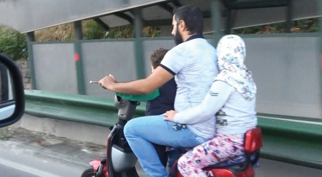 Motosiklet üzerinde tehlikeli yolculuk