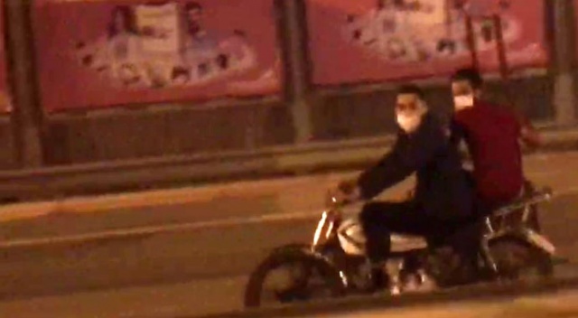 Motosiklete binerken maske taktılar ama kask takmadılar Motosiklete binerken maske taktılar ama kask takmadılar