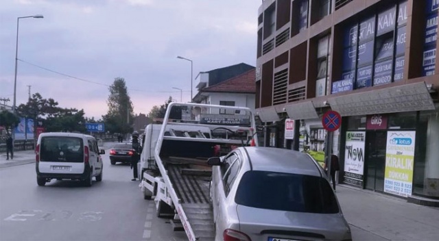 Otobüs duraklarına park eden sürücüler yandı Otobüs duraklarına park eden sürücüler yandı