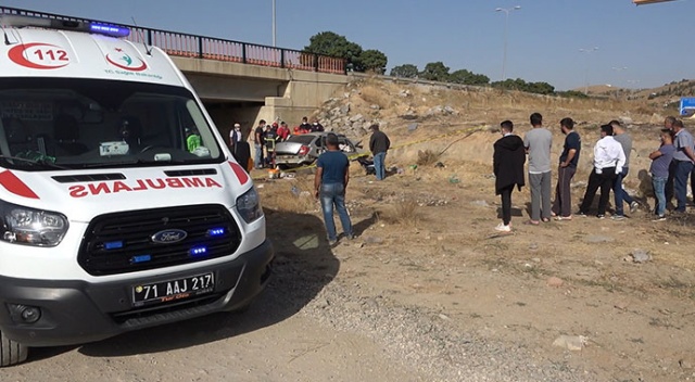 Otomobil köprüden düştü, sürücüsü sıkışarak hayatını kaybetti Otomobil köprüden düştü, sürücüsü sıkışarak hayatını kaybetti