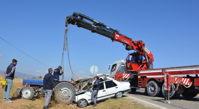 Otomobil traktöre arkadan çarptı: 3 yaralı