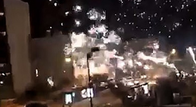 Paris’te karakola havai fişekli saldırının görüntüleri Paris’te karakola havai fişekli saldırının görüntüleri