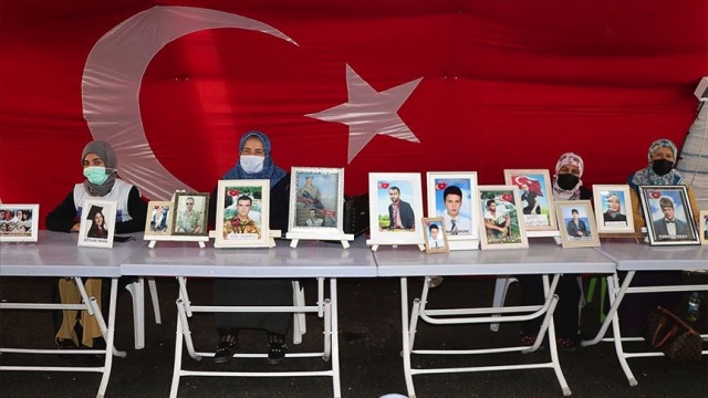 PKK'ya kucak açan Avrupa Diyarbakır annelerini görmezden geliyor PKK'ya kucak açan Avrupa Diyarbakır annelerini görmezden geliyor