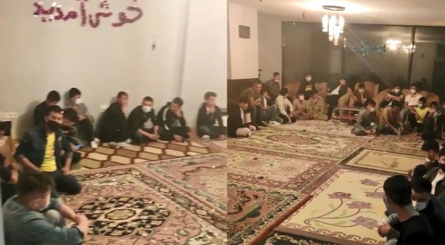 Polisin operasyon düzenlediği evin salonundan 42 düzensiz göçmen çıktı