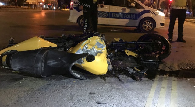 Refüje çarpan motosikletteki 2 kişi yaralandı Refüje çarpan motosikletteki 2 kişi yaralandı