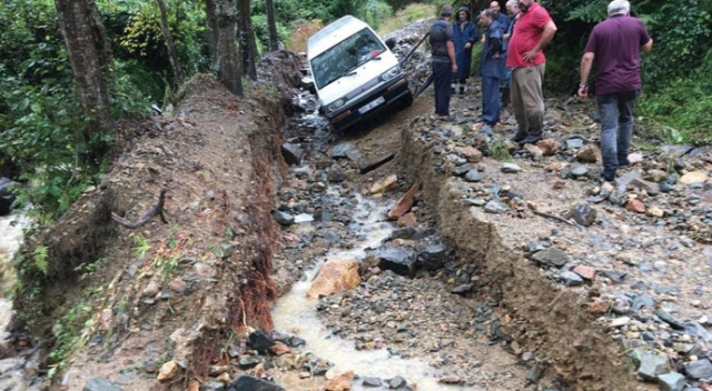 Rize'de şiddetli yağış nedeniyle iki ev zarar gördü, 20 köy yolu ulaşıma kapandı Rize'de şiddetli yağış nedeniyle iki ev zarar gördü, 20 köy yolu ulaşıma kapandı