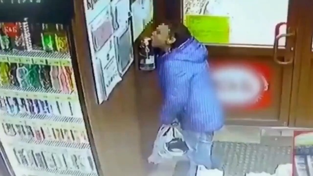 Su içer gibi dezenfektan içti, ülkenin gündemine oturdu