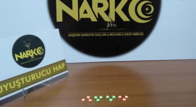 Şüpheli araçtaki kadının üzerinden uyuşturucu hap çıktı Şüpheli araçtaki kadının üzerinden uyuşturucu hap çıktı