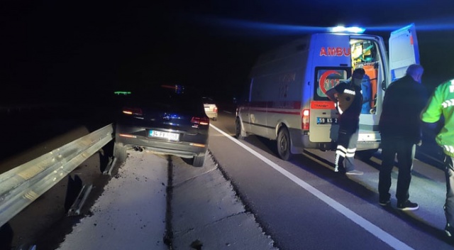 Tekirdağ&#039;da otomobil bariyerlere çarptı