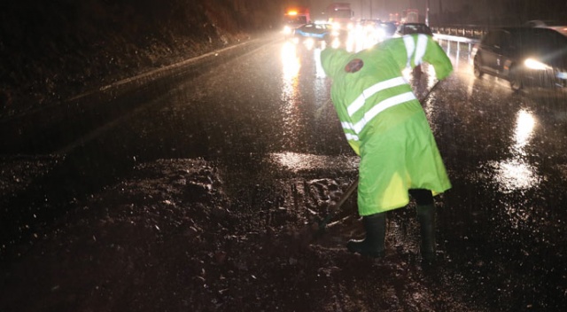 TEM Otoyolu’nda kayan toprak trafiği felç etti