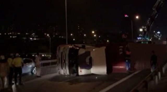 TEM Otoyolu'nda tır devrildi, trafikte yoğunluk oluştu TEM Otoyolu'nda tır devrildi, trafikte yoğunluk oluştu