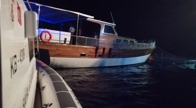 107 göçmenin bulunduğu tekne balık çiftliği kafesine çarptı 107 göçmenin bulunduğu tekne balık çiftliği kafesine çarptı