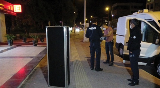 2 metrelik şüpheli müzik aleti kutusu polisi alarma geçirdi