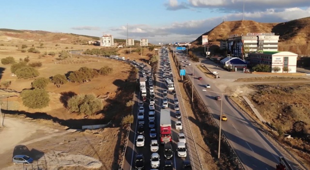 43 ilin geçiş güzergahında trafik yoğunluğu: Araçlar tampon tampona ilerledi