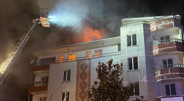 5 katlı binanın çatısı alevlere teslim oldu