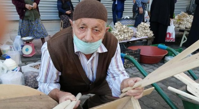 88 yaşında tahtadan yaptığı kaşıkları satarak ailesini geçindiriyor 88 yaşında tahtadan yaptığı kaşıkları satarak ailesini geçindiriyor