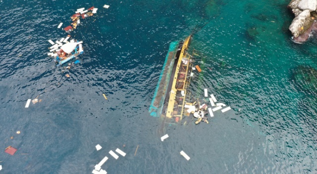 Alanya’da alabora olan tekne karaya çıkarıldı Alanya’da alabora olan tekne karaya çıkarıldı