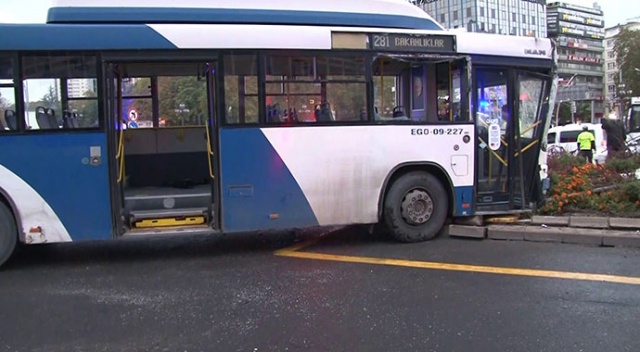 Ankara&#039;da kırmızı ışıkta geçen otobüs başka bir otobüse çarptı: 17 yaralı
