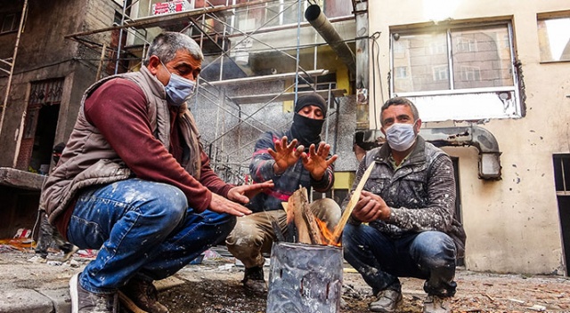 Ardahan eksi 5’i gördü, inşaat işçileri ısınmak için ateş yaktı