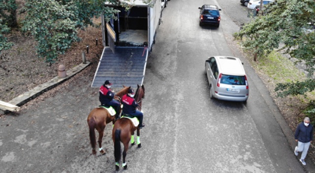 Atlı polislerden Belgrad Ormanı'nda koronavirüs denetimi Atlı polislerden Belgrad Ormanı'nda koronavirüs denetimi