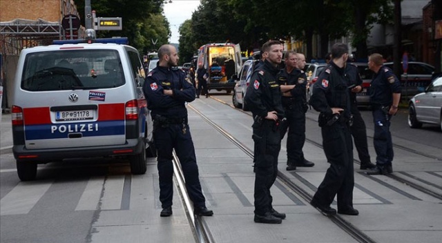 Avusturya polisinden terör bahanesiyle gözaltına alınan Müslümanlara kışkırtıcı sorular