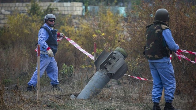 Azerbaycan'a atılan patlamamış Smerch füzesi etkisiz hale getirildi Azerbaycan'a atılan patlamamış Smerch füzesi etkisiz hale getirildi