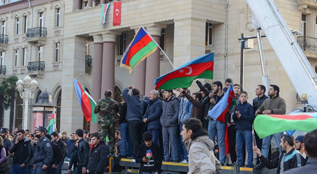 Azerbaycan halkı zaferi coşkuyla kutluyor Azerbaycan halkı zaferi coşkuyla kutluyor