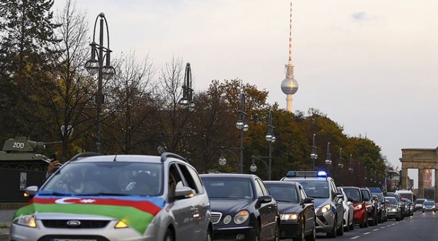 Azerbaycan&#039;ın Dağlık Karabağ zaferi Berlin&#039;de araç konvoyuyla kutlandı