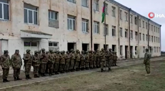 Azerbaycan ordusu Gülablı köyüne Azerbaycan bayrağı dikti