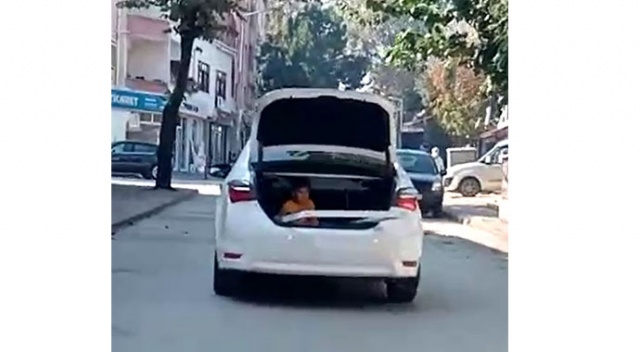 Bagajdaki çocuğu görenler şok oldu Bagajdaki çocuğu görenler şok oldu