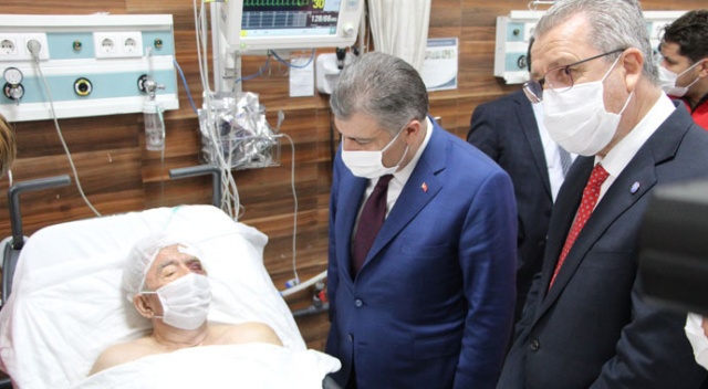 Bakan Koca enkazdan 33 saat sonra kurtarılan yaşlı adamı ziyaret etti Bakan Koca enkazdan 33 saat sonra kurtarılan yaşlı adamı ziyaret etti