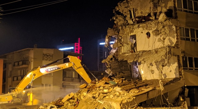 Barış Sitesi'ndeki bir apartmanın dozerle yıkılış anı kamerada
