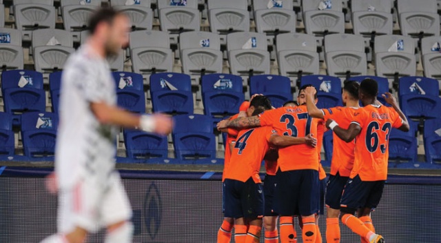 Başakşehir, Şampiyonlar Ligi'nde Manchester United'ı 2-1 mağlup etti Başakşehir, Şampiyonlar Ligi'nde Manchester United'ı 2-1 mağlup etti