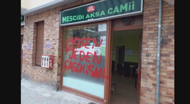 Berlin'deki Mescid-i Aksa Camisi'ne çirkin saldırı Berlin'deki Mescid-i Aksa Camisi'ne çirkin saldırı