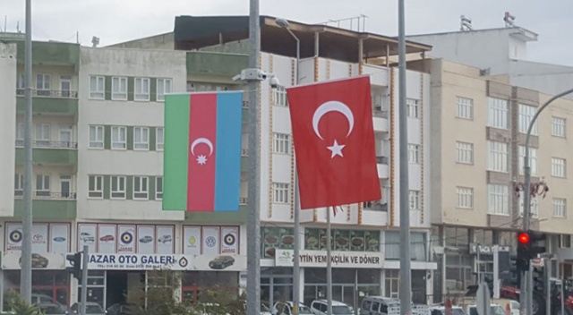 Besni Azerbaycan ve Türk Bayrakları ile donatıldı