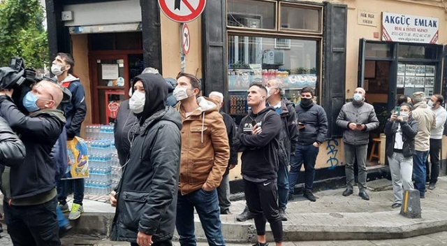Beyoğlu’nda panik anları: Vatandaşlar sokağa döküldü Beyoğlu’nda panik anları: Vatandaşlar sokağa döküldü