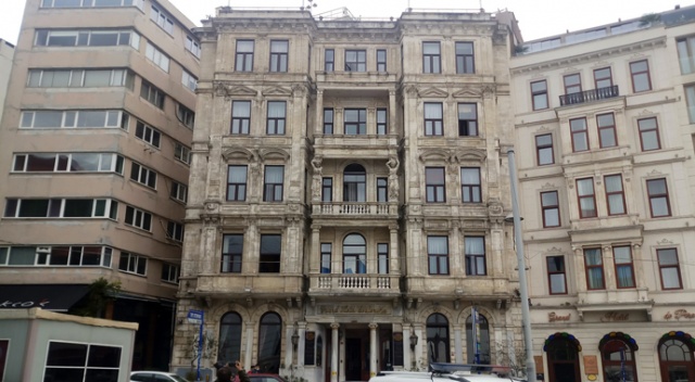 Beyoğlu'nda tarihi otelde bir kadın ölü bulundu