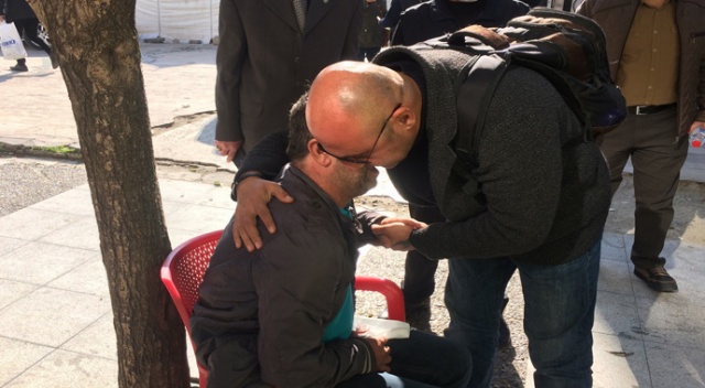 Bir anda yere yığıldı, kendisine müdahale eden adama sarılıp ağladı Bir anda yere yığıldı, kendisine müdahale eden adama sarılıp ağladı