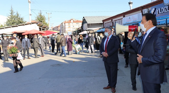 Bolu Valisi'nden halk pazarında megafonla koronavirüs uyarısı Bolu Valisi'nden halk pazarında megafonla koronavirüs uyarısı