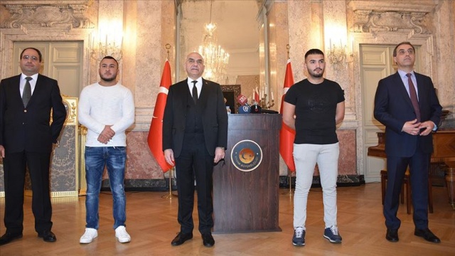Büyükelçi Ceyhun Avusturya'daki saldırıda polisi kurtaran Türk gençlerle görüştü Büyükelçi Ceyhun Avusturya'daki saldırıda polisi kurtaran Türk gençlerle görüştü