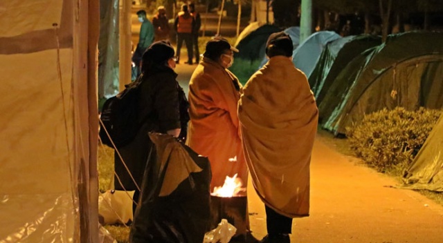 Çadırlarda kalan depremzedeler ateş yakarak ısınmaya çalışıyor