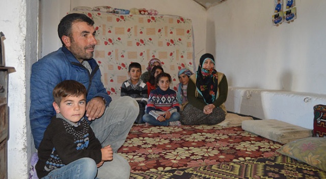Çobanlık yapan baba, eve dönüştürdüğü ahırda ailesiyle yaşıyor Çobanlık yapan baba, eve dönüştürdüğü ahırda ailesiyle yaşıyor