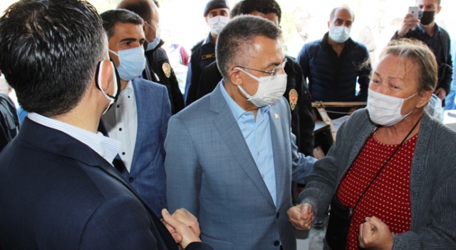 Cumhurbaşkanı yardımcısı, tsunamiyi gözyaşları içinde anlatan kadını teselli etti