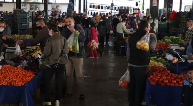Denizli’de yasaklara rağmen semt pazarlarında ürküten görüntü Denizli’de yasaklara rağmen semt pazarlarında ürküten görüntü