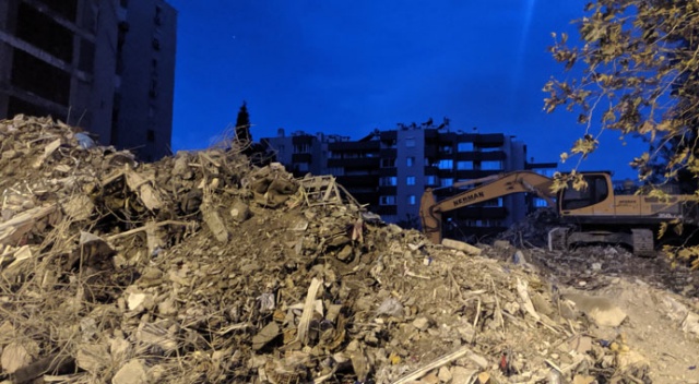 Depremde çöken Yılmaz Erbek apartmanından 3 kişinin daha cesedi çıkarıldı Depremde çöken Yılmaz Erbek apartmanından 3 kişinin daha cesedi çıkarıldı