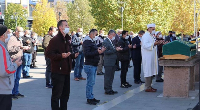 Depremde hayatını kaybeden emekli öğretmen Samsun'da son yolculuğuna uğurlandı